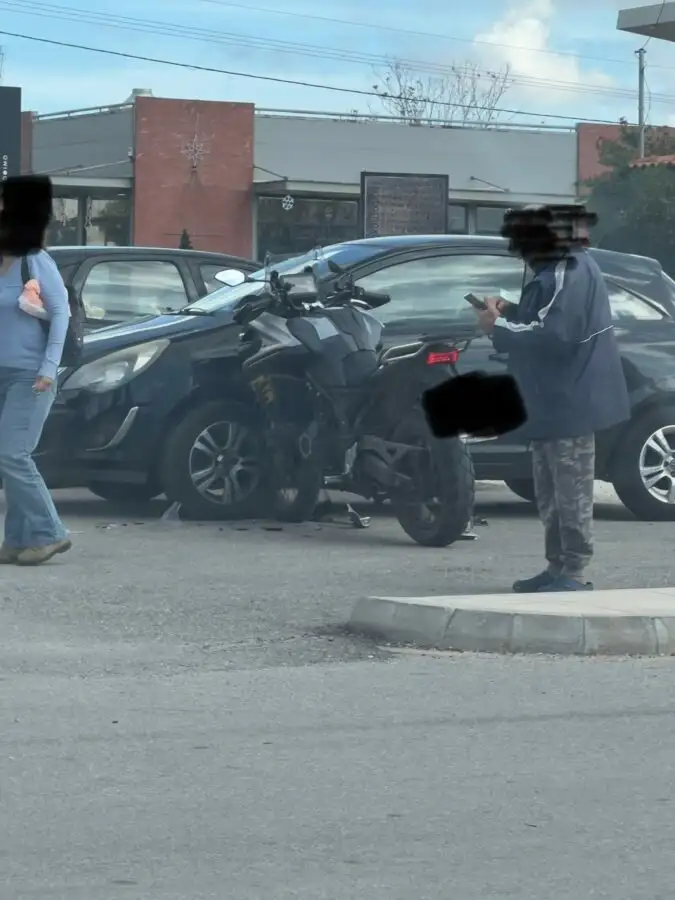 Ανάβυσσος: Μοτοσικλέτα «καρφώθηκε» σε αυτοκίνητο και έμεινε όρθια - Το ασυνήθιστο τροχαίο που τράβηξε τα βλέμματα ΦΩΤΟ Ανάβυσσος: Μοτοσικλέτα «καρφώθηκε» σε αυτοκίνητο και έμεινε όρθια - Το ασυνήθιστο τροχαίο που τράβηξε τα βλέμματα ΦΩΤΟ