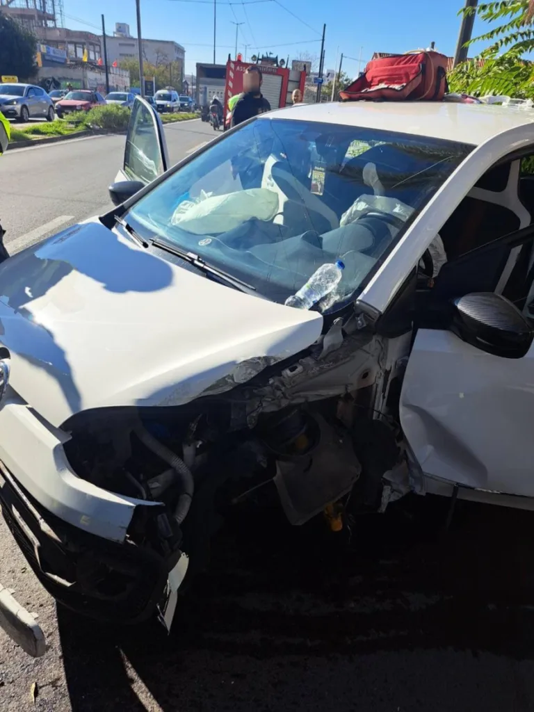 Τρία άτομα τραυματίες μετά από πρόσκρουση σε κολόνα στην Πειραιώς ΦΩΤΟ