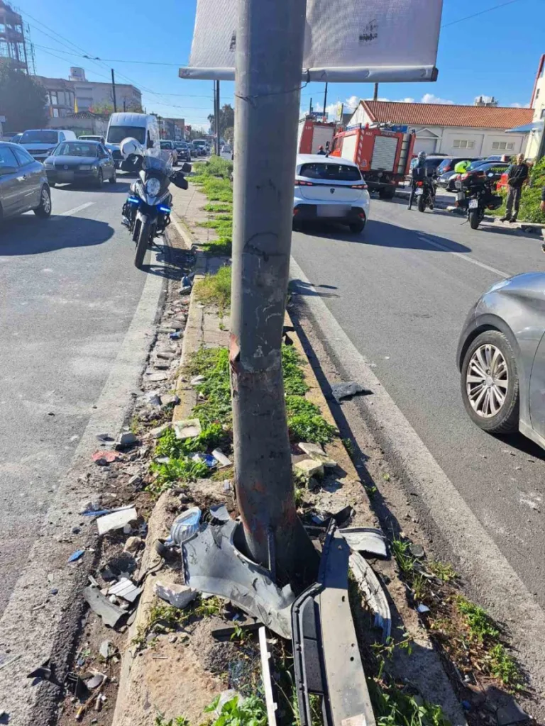 Τρία άτομα τραυματίες μετά από πρόσκρουση σε κολόνα στην Πειραιώς ΦΩΤΟ