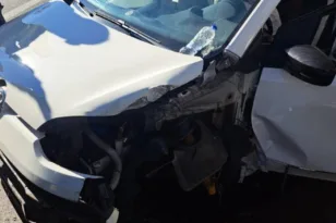 Τρία άτομα τραυματίες μετά από πρόσκρουση σε κολόνα στην Πειραιώς ΦΩΤΟ