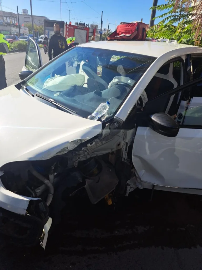 Τρία άτομα τραυματίες μετά από πρόσκρουση σε κολόνα στην Πειραιώς ΦΩΤΟ