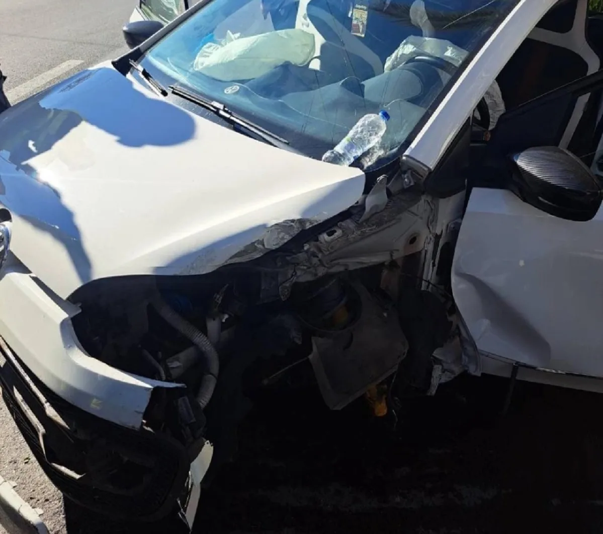 Τρία άτομα τραυματίες μετά από πρόσκρουση σε κολόνα στην Πειραιώς ΦΩΤΟ