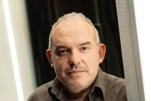 Τηλέμαχος Τσαρδάκας: «Τιμώ πολύ την επικοινωνία με το κοινό» – Νέα παράσταση στο θέατρο Act