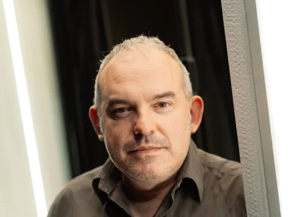 Τηλέμαχος Τσαρδάκας: «Τιμώ πολύ την επικοινωνία με το κοινό» - Νέα παράσταση στο θέατρο Act