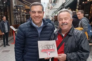 Ο Παναθηναϊκός Αλέξης Τσίπρας στην Πάτρα με δώρο βιβλίο του Ολυμπιακού!