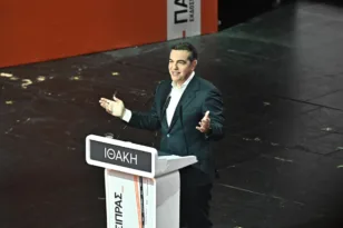 Παρουσιάζεται η «Ιθάκη» στο «Παλλάς»: ΔΕΙΤΕ ΖΩΝΤΑΝΑ την ομιλία Τσίπρα