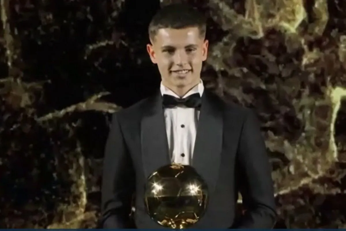 Από τον Μπέλιγχαμ στον Μουζακίτη! Ο διεθνής άσος παρέλαβε το βραβείο του Golden Boy Web Από τον Μπέλιγχαμ στον Μουζακίτη! Ο διεθνής άσος παρέλαβε το βραβείο του Golden Boy Web