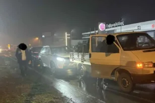 Τροχαίο με τρία οχήματα έξω από τη Βέροια: Στο νοσοκομείο οικογένεια με δύο παιδιά