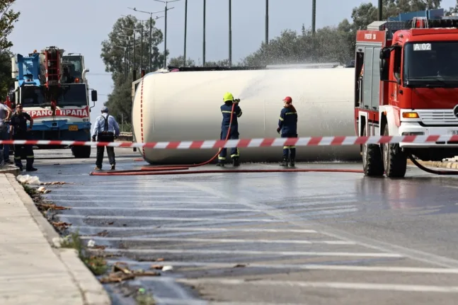 «Λαμπάδιασε» βυτιοφόρο στην Εθνική Θεσσαλονίκης - Σερρών, έκλεισε η οδός
