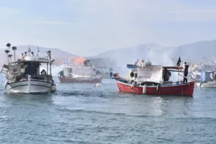 Βόλος: Αγρότες και ψαράδες απέκλεισαν το λιμάνι – Τρακτέρ, καπνογόνα και ισχυρές αστυνομικές δυνάμεις