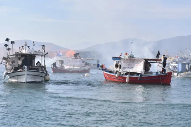 Βόλος: Αγρότες και ψαράδες απέκλεισαν το λιμάνι – Τρακτέρ, καπνογόνα και ισχυρές αστυνομικές δυνάμεις