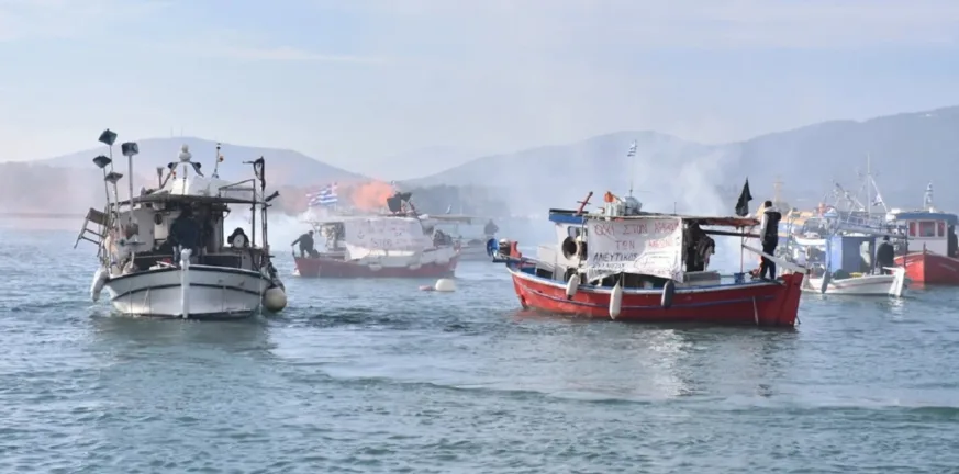 Βόλος: Αγρότες και ψαράδες απέκλεισαν το λιμάνι – Τρακτέρ, καπνογόνα και ισχυρές αστυνομικές δυνάμεις