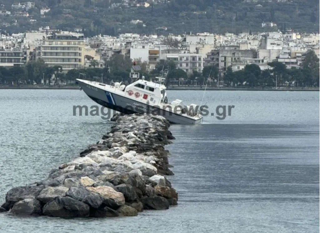 Βόλος: Σκάφος του Λιμενικού «καβάλησε» τα βράχια ΦΩΤΟ Βόλος: Σκάφος του Λιμενικού «καβάλησε» τα βράχια ΦΩΤΟ