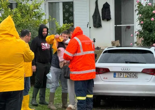 Κακοκαιρία Byron: Η δραματική επιχείρηση διάσωσης μητέρας και βρέφους 6 μηνών στη Μάνδρα, ΦΩΤΟ, ΒΙΝΤΕΟ