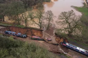 ΒΙΝΤΕΟ καταβόθρα «κατάπιε» σκάφη σε κανάλι στη Βρετανία