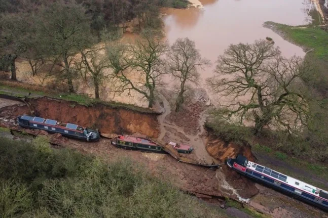 ΒΙΝΤΕΟ καταβόθρα «κατάπιε» σκάφη σε κανάλι στη Βρετανία