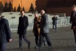 Τι σημαίνει η βόλτα Κούσνερ και Γουίτκοφ στο κέντρο της Μόσχας πριν από τη συνάντηση με τον Πούτιν; ΒΙΝΤΕΟ