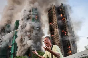 «Η γυναίκα μου είναι μέσα»! Η ιστορία της φωτογραφίας σύμβολο της φωτιάς στο Χονγκ Κονγκ