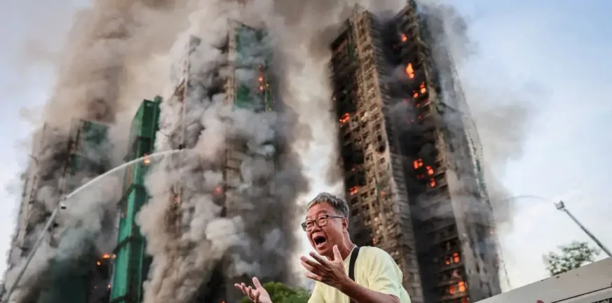 «Η γυναίκα μου είναι μέσα»! Η ιστορία της φωτογραφίας σύμβολο της φωτιάς στο Χονγκ Κονγκ