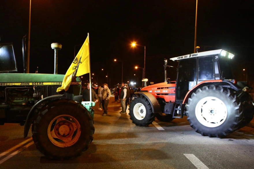 Αγρότες: Αποφασισμένοι, κλιμακώνουν τις κινητοποιήσεις, δεν κάνουν πίσω, μπλόκα παντού! ΦΩΤΟ, ΒΙΝΤΕΟ