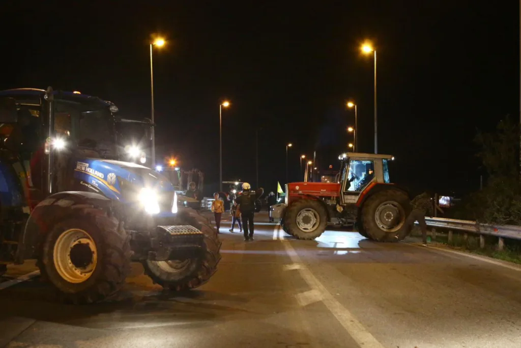 Αγρότες: Αποφασισμένοι, κλιμακώνουν τις κινητοποιήσεις, δεν κάνουν πίσω, μπλόκα παντού! ΦΩΤΟ, ΒΙΝΤΕΟ