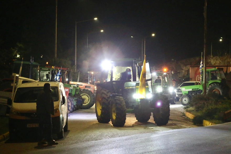 Αγρότες: Αποφασισμένοι, κλιμακώνουν τις κινητοποιήσεις, δεν κάνουν πίσω, μπλόκα παντού! ΦΩΤΟ, ΒΙΝΤΕΟ