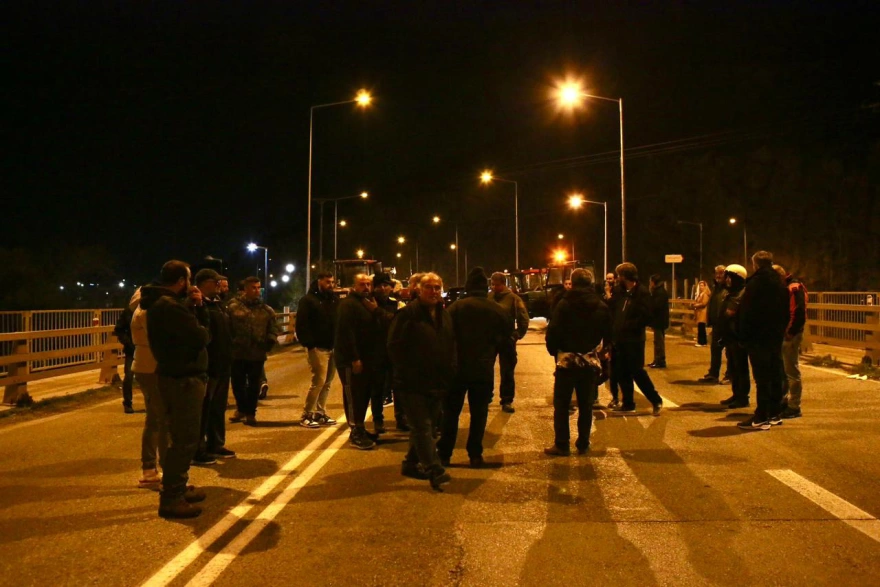 Αγρότες: Αποφασισμένοι, κλιμακώνουν τις κινητοποιήσεις, δεν κάνουν πίσω, μπλόκα παντού! ΦΩΤΟ, ΒΙΝΤΕΟ