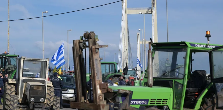 Εύβοια: Συμβολικός αποκλεισμός της Υψηλής Γέφυρας από αγρότες - Δίωρο μπλόκο και ένταση στην κυκλοφορία