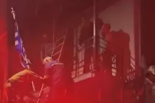 Διάσωση μάνας και γιου από φλεγόμενο σπίτι στη Χίο ΦΩΤΟ