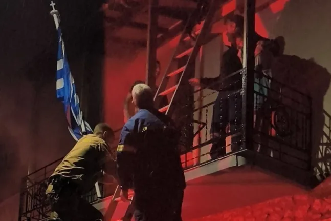 Διάσωση μάνας και γιου από φλεγόμενο σπίτι στη Χίο ΦΩΤΟ
