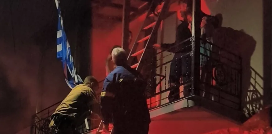 Διάσωση μάνας και γιου από φλεγόμενο σπίτι στη Χίο ΦΩΤΟ