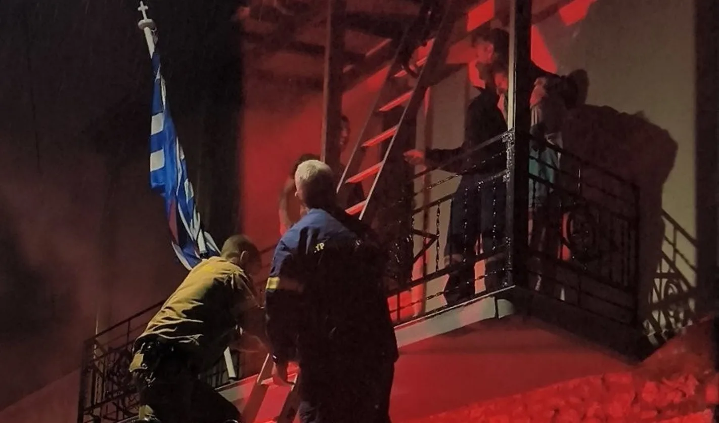 Διάσωση μάνας και γιου από φλεγόμενο σπίτι στη Χίο ΦΩΤΟ