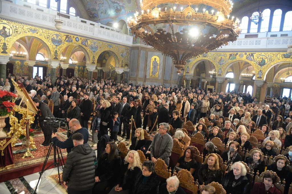 Μεγάλη προσέλευση πιστών στους Ναούς της Πάτρας τα Χριστούγεννα – Κέντρο αναφοράς ο Άγιος Ανδρέας ΦΩΤΟ
