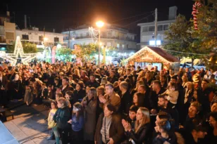 Δυτική Αχαΐα: Λαμπερό άναμμα δέντρου στην Κάτω Αχαΐα μέσα σε συγκίνηση και μήνυμα ελπίδας ΦΩΤΟ