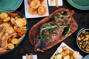 Χριστούγεννα 2025: Ακριβότερο το τραπέζι του ρεβεγιόν, πόσο θα κοστίσει για μια τετραμελή οικογένεια