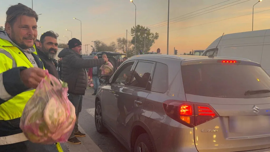 Θεσσαλονίκη: Αγρότες μοίρασαν προϊόντα σε πολίτες για να ζητήσουν συγγνώμη για την ταλαιπωρία Θεσσαλονίκη: Αγρότες μοίρασαν προϊόντα σε πολίτες για να ζητήσουν συγγνώμη για την ταλαιπωρία