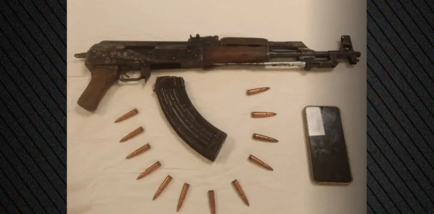 Η Αστυνομία συνέλαβε 20χρονο στο ΚΤΕΛ Αθήνας, ο οποίος κουβαλούσε καλάσνικοφ!