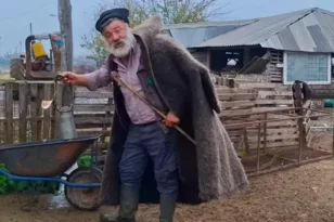 Με δάκρυα αποχαιρέτησε ο κτηνοτρόφος τα 450 πρόβατά του και κατέρρευσε