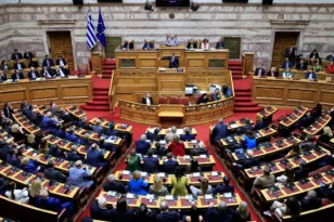 Προϋπολογισμός 2026: Με 159 «ναι» και 136 «όχι» πέρασε από τη Βουλή, 216 υπερψήφισαν τις αμυντικές δαπάνες