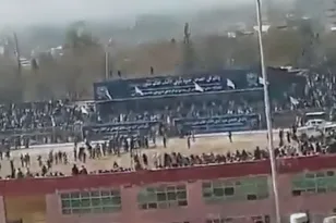 «Δικαιοσύνη» της φρίκης από Ταλιμπάν: 13χρονος Αφγανός εκτέλεσε τον φονιά της οικογένειάς του μπροστά σε 80.000 κόσμο!