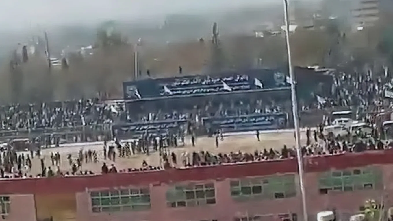 «Δικαιοσύνη» της φρίκης από Ταλιμπάν: 13χρονος Αφγανός εκτέλεσε τον φονιά της οικογένειάς του μπροστά σε 80.000 κόσμο!