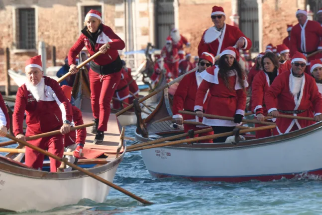 Εντυπωσιακές εικόνες, εκατοντάδες Άγιοι Βασίληδες με γόνδολες στο Μεγάλο Κανάλι της Βενετίας, ΒΙΝΤΕΟ