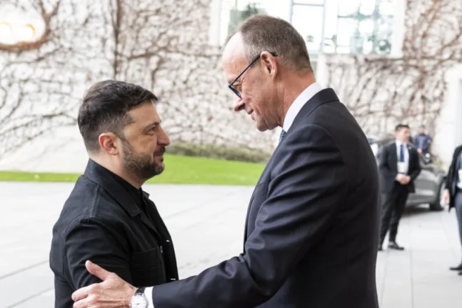 Στο Βερολίνο ο Ζελένσκι: Οι ΗΠΑ επιμένουν να παραχωρήσει η Ουκρανία το Ντονμπάς