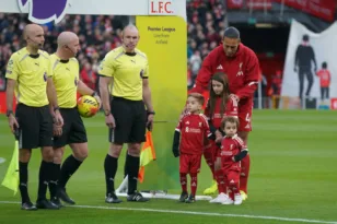 Συγκλονιστικές στιγμές στο Άνφλιντ: Τα παιδιά του αδικοχαμένου Ντιόγκο Ζότα συνόδευσαν τους παίκτες της Λίβερπουλ και της Γουλβς, ΒΙΝΤΕΟ