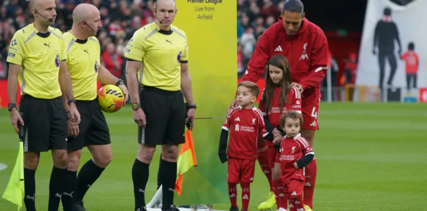 Συγκλονιστικές στιγμές στο Άνφλιντ: Τα παιδιά του αδικοχαμένου Ντιόγκο Ζότα συνόδευσαν τους παίκτες της Λίβερπουλ και της Γουλβς, ΒΙΝΤΕΟ