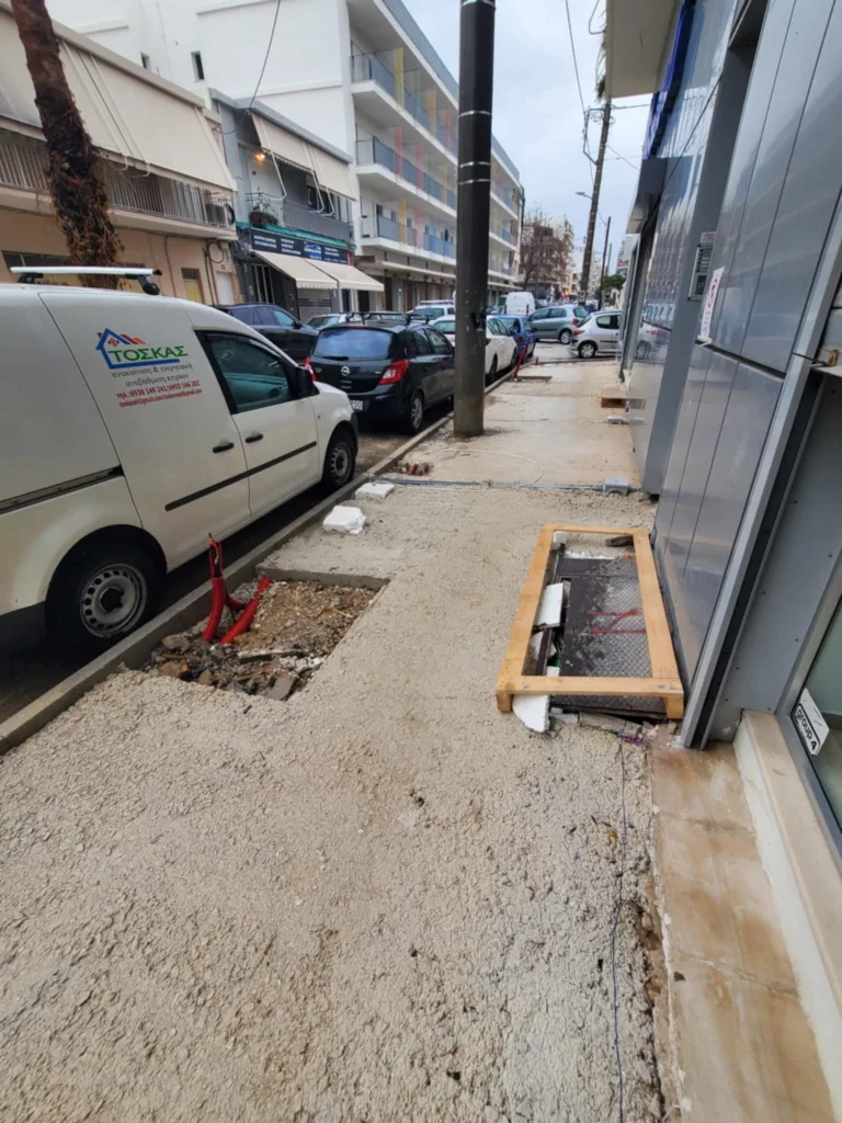 Πάτρα - Καταγγελία αναγνώστη για την πεζοδρόμηση της Σολωμού: «Επικίνδυνα πεζοδρόμια και αυθαίρετη κοπή δέντρων»