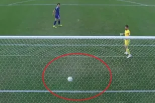 Ασία: Πανηγύρισε το πέναλτι που απέκρουσε, αλλά η μπάλα κατέληξε στα δίχτυα και έγινε viral η«γκάφα» του, ΒΙΝΤΕΟ