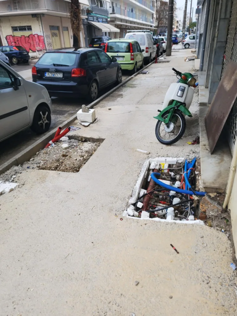 Πάτρα - Καταγγελία αναγνώστη για την πεζοδρόμηση της Σολωμού: «Επικίνδυνα πεζοδρόμια και αυθαίρετη κοπή δέντρων»