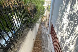 Πάτρα: «Κολλημένη» η διάνοιξη δημοτικού δρόμου με θύμα ΑμεΑ – Πέντε χρόνια χωρίς πρόσβαση στο σπίτι τους