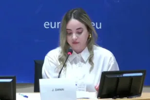 Σόκαρε στο Ευρωκοινοβούλιο η 20χρονη κόρη δολοφονημένης γυναίκας στο Μενίδι: Αφέθηκε ώρες με μαχαίρι στην κοιλιά